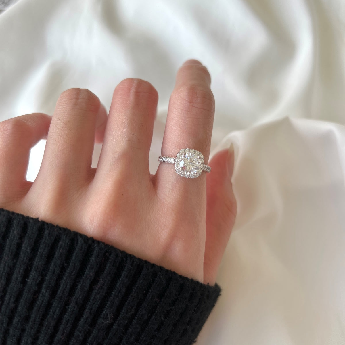[Joyas Regalia] Anillo de bodas de corte redondo resplandeciente y deslumbrante