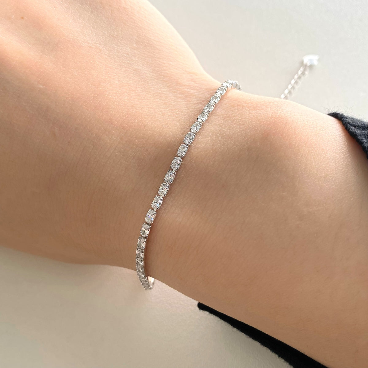 [Joyas Regalia] Elegante pulsera diaria con corte esmeralda
