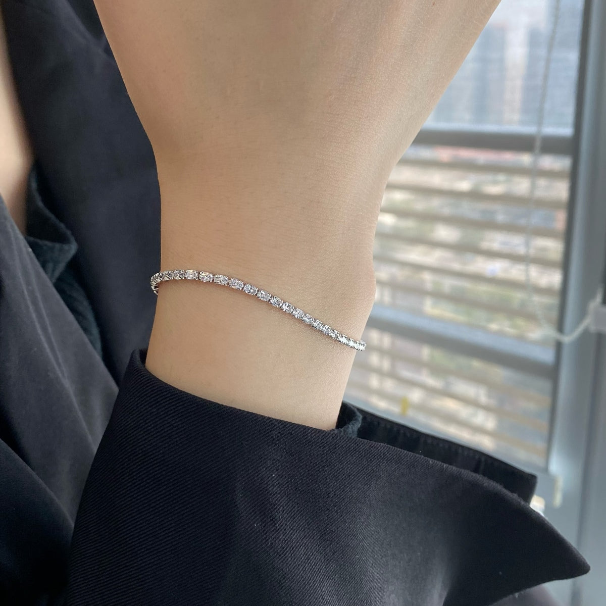 [Joyas Regalia] Elegante pulsera diaria con corte esmeralda