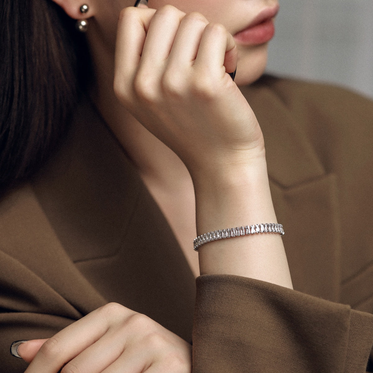 [Joyas Regalia] Exquisita pulsera diaria con corte esmeralda