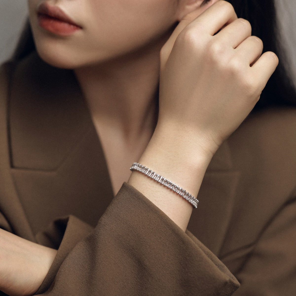 [Joyas Regalia] Exquisita pulsera diaria con corte esmeralda