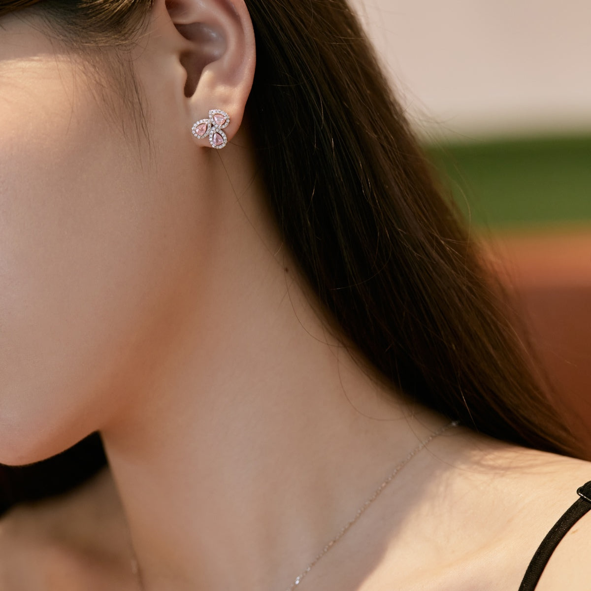 [Joyas Regalia] Pendientes de corte de pera con forma de flor ornamentada