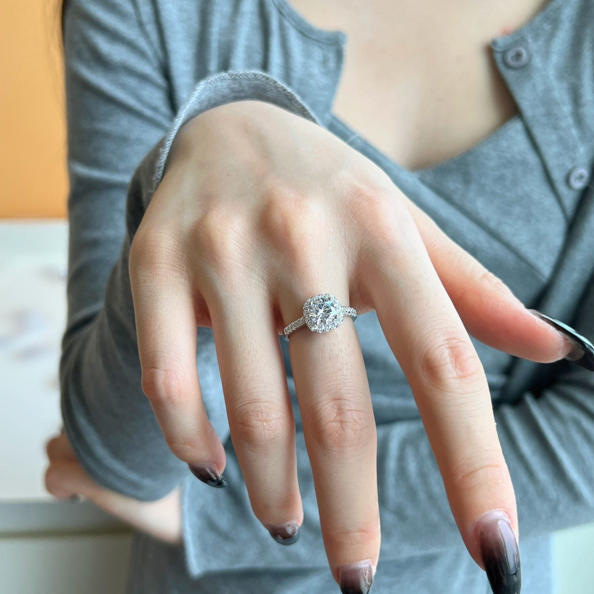 [Joyas Regalia] Anillo de bodas de corte redondo resplandeciente y deslumbrante