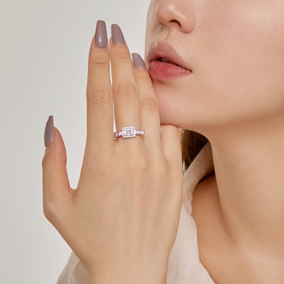 [Bijoux Regalia] Bague de fête exquise et colorée à coupe radiante
