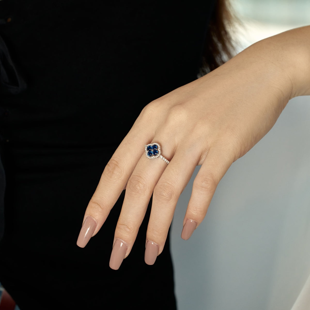 [Joyas Regalia] Anillo con diseño de flor de trébol de cuatro hojas