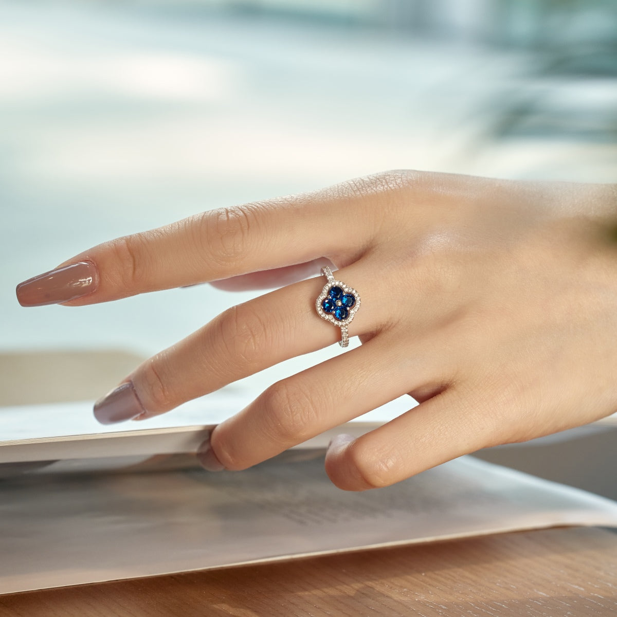 [Joyas Regalia] Anillo con diseño de flor de trébol de cuatro hojas