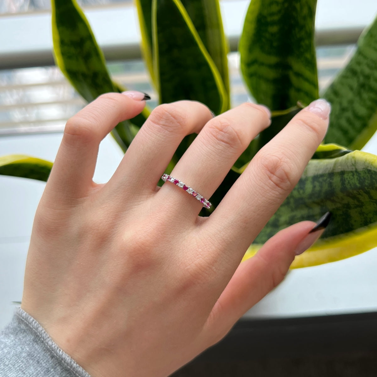 [Joyas Regalia] Exquisito anillo de tenis de corte redondo colorido