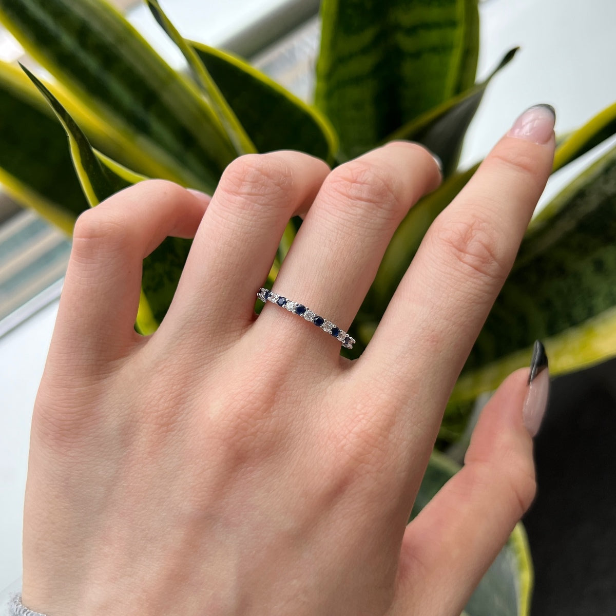 [Joyas Regalia] Exquisito anillo de tenis de corte redondo colorido