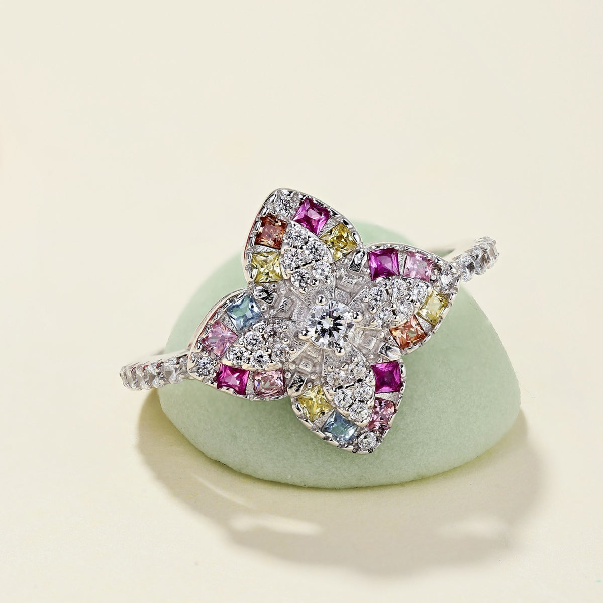 [Joyas Regalia] Anillo de banquete lujoso con forma de flor colorida