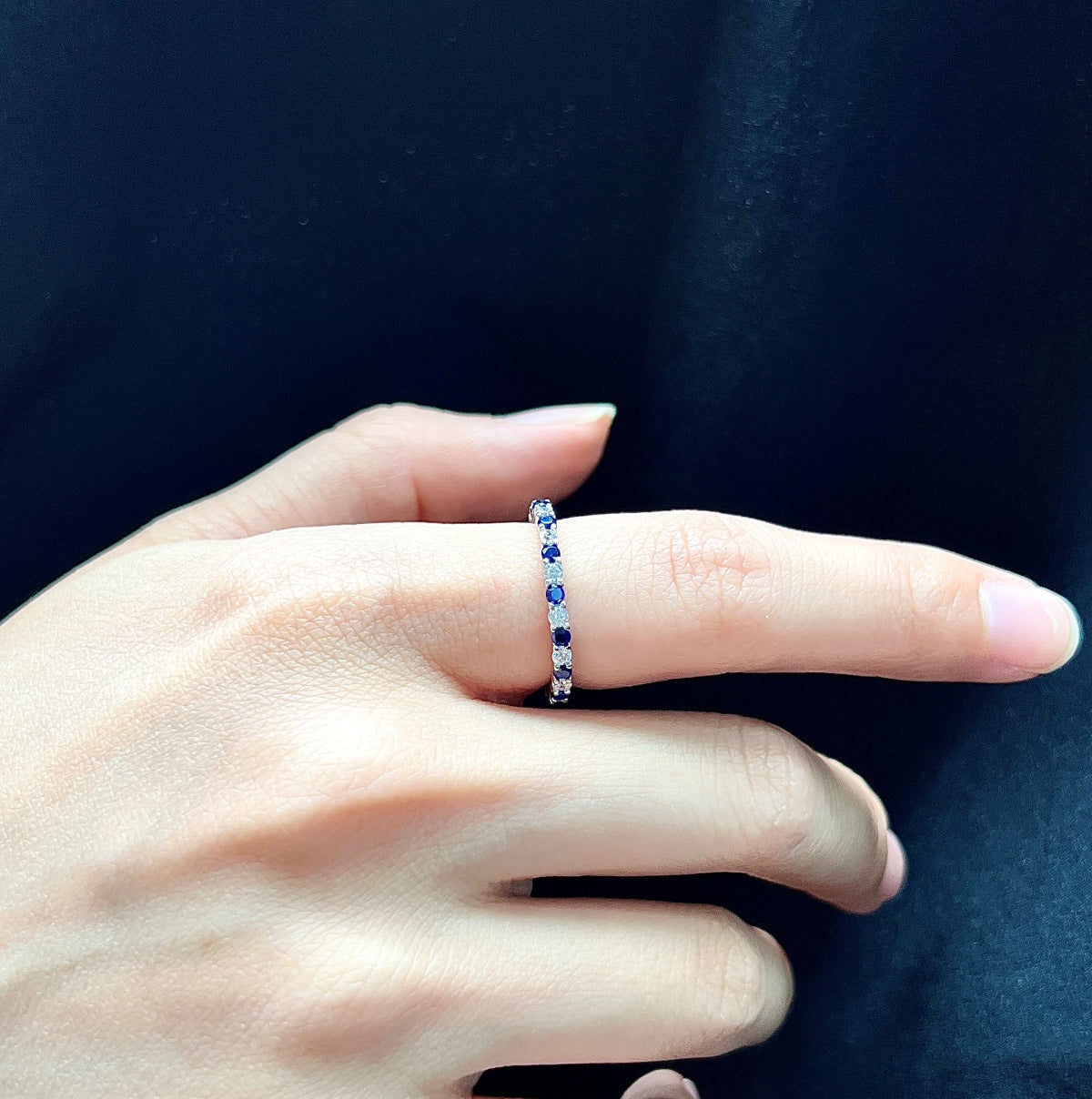 [Joyas Regalia] Exquisito anillo de tenis de corte redondo colorido