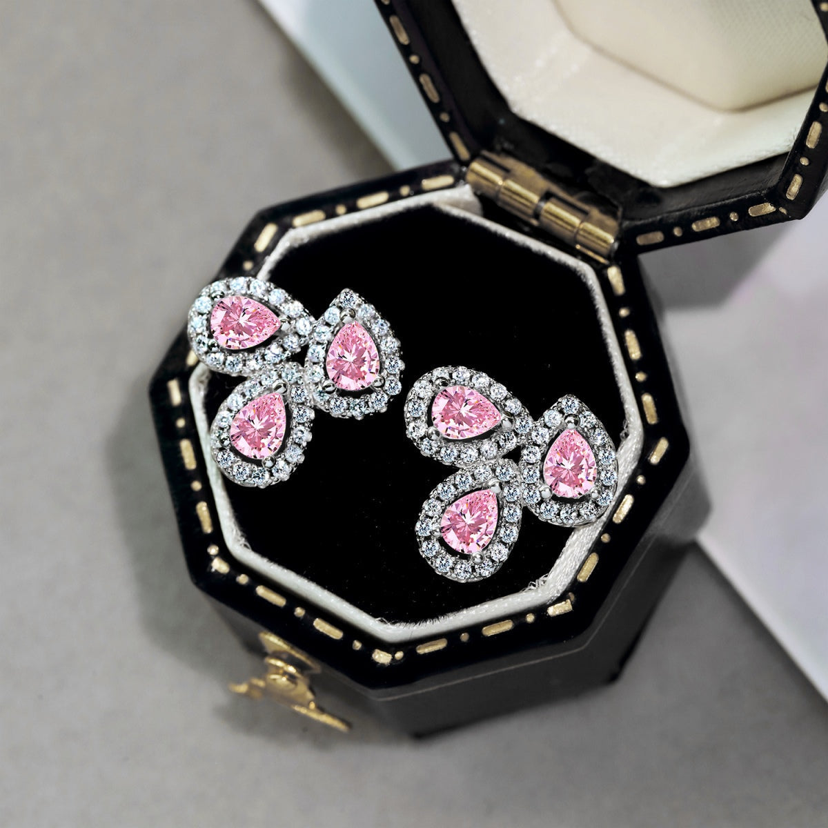 [Joyas Regalia] Pendientes de corte de pera con forma de flor ornamentada