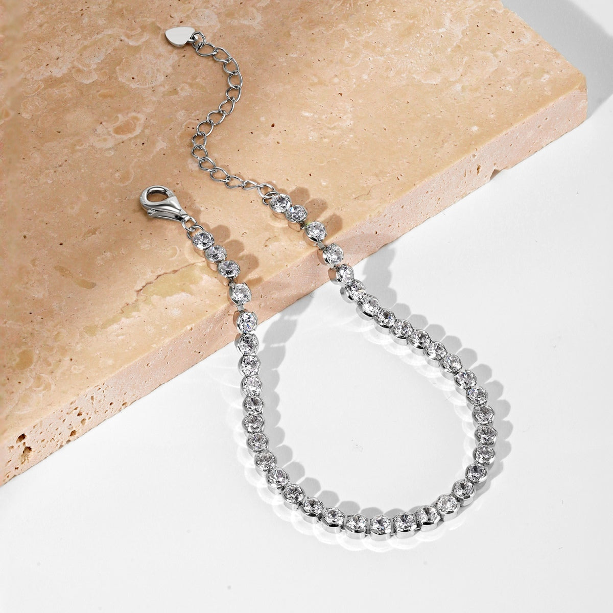 [Joyas Regalia] Pulsera diaria adornada con corte redondo brillante