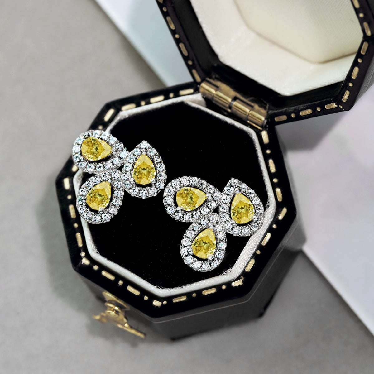 [Joyas Regalia] Pendientes de corte de pera con forma de flor ornamentada