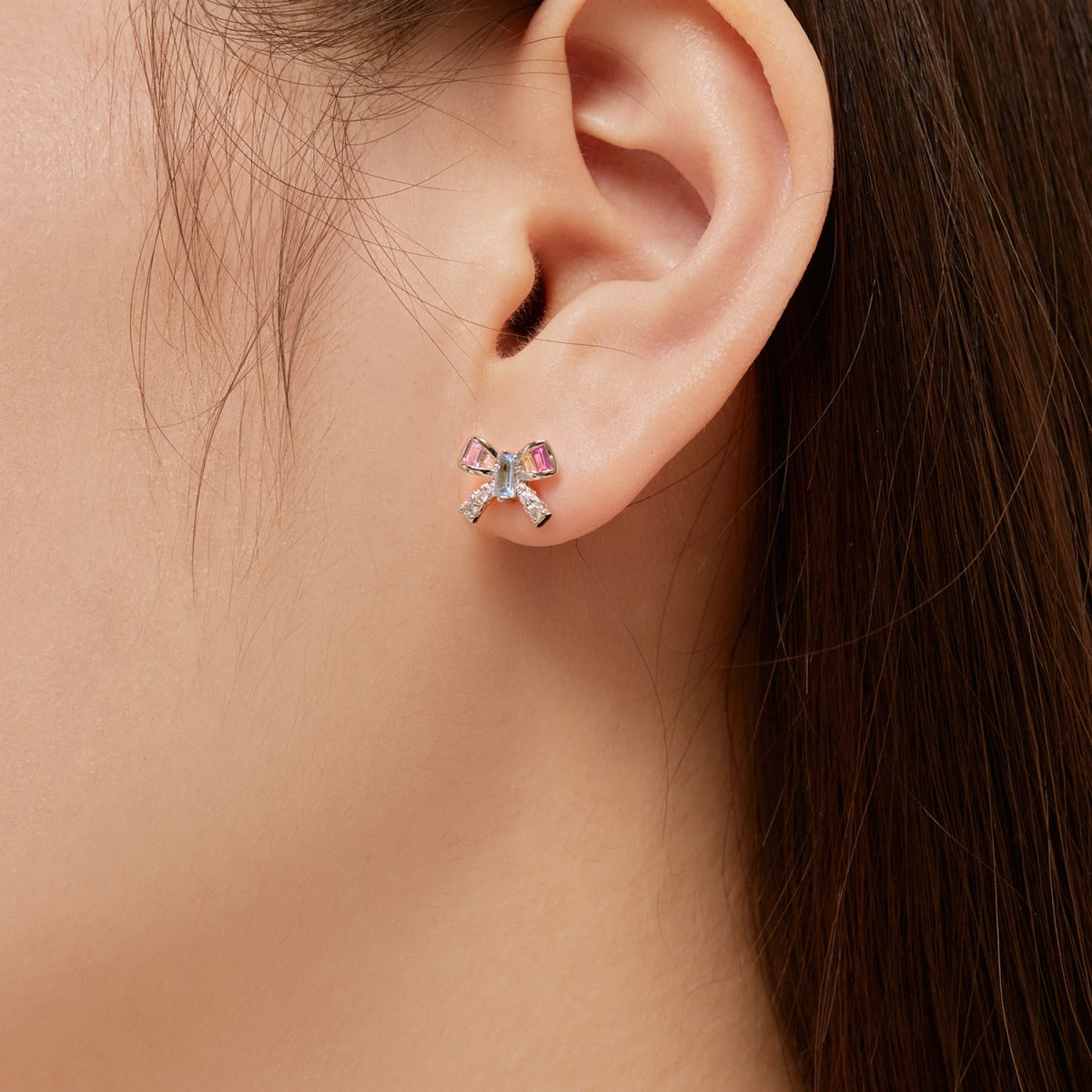 [Joyas Regalia] Pendientes diarios con forma de mariposa ornamentada