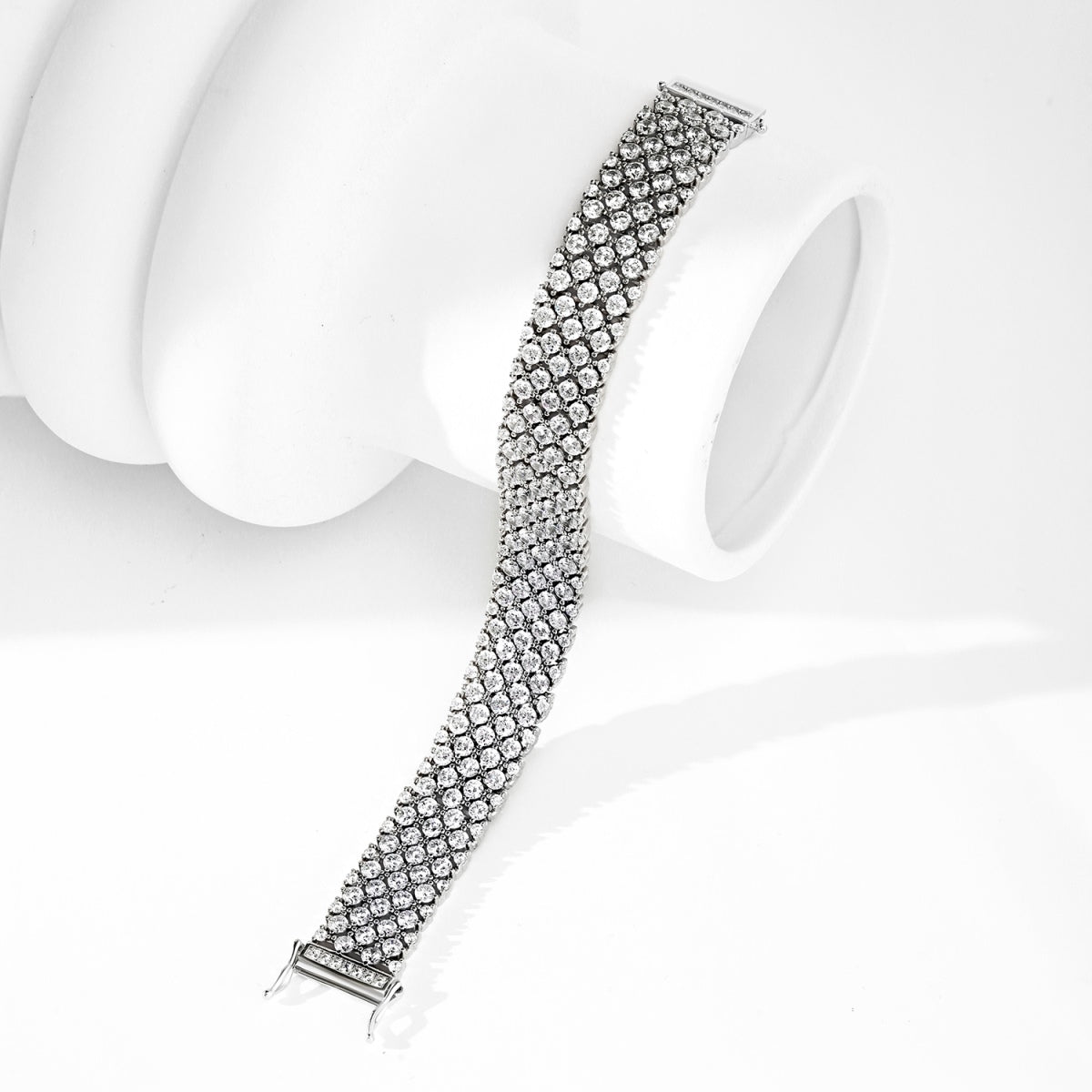 [Joyas Regalia] Pulsera de fiesta con corte redondo elegante y ornamentado