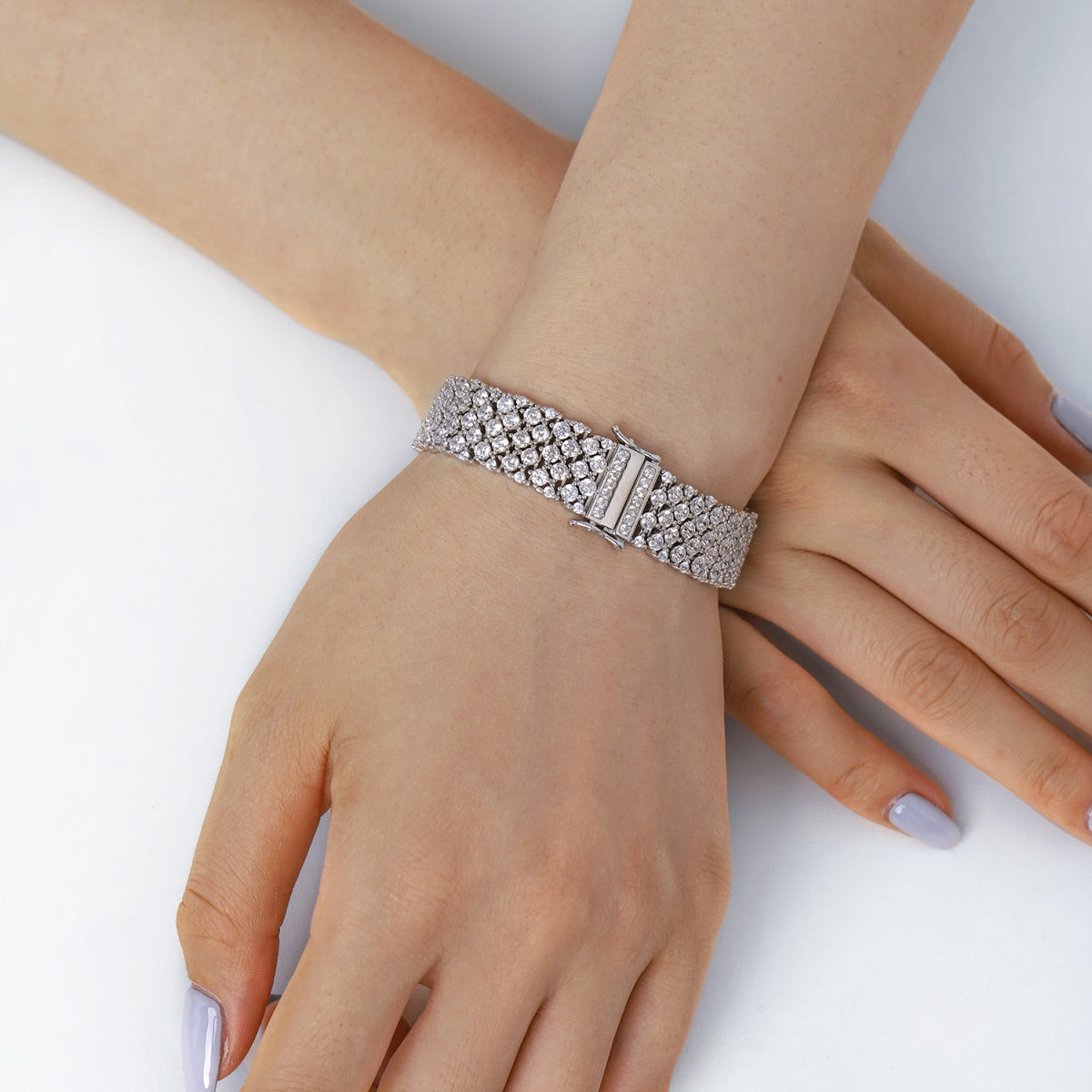 [Joyas Regalia] Pulsera de fiesta con corte redondo elegante y ornamentado