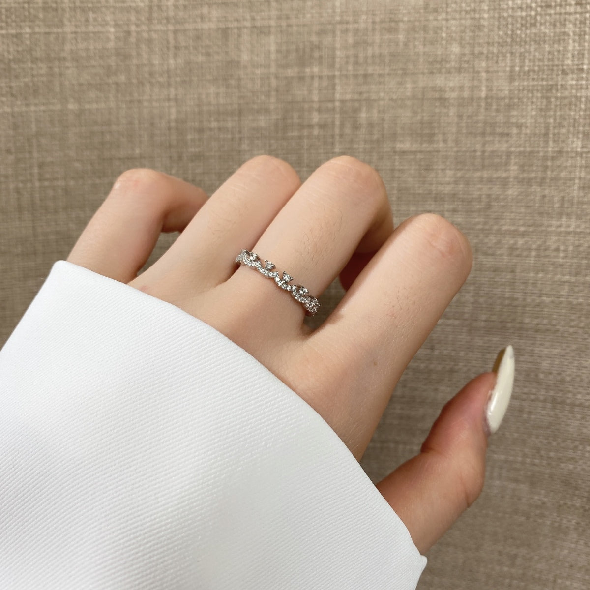 [Joyas Regalia] Elegante anillo de fiesta redondo y resplandeciente