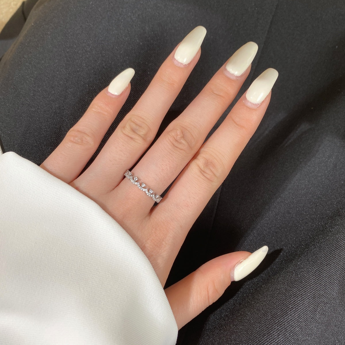 [Joyas Regalia] Elegante anillo de fiesta redondo y resplandeciente