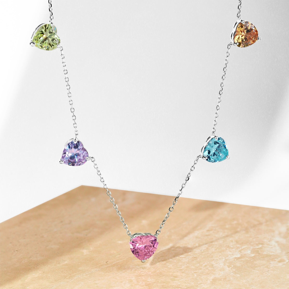 [Bijoux Regalia] Collier scintillant en forme de cœur coloré