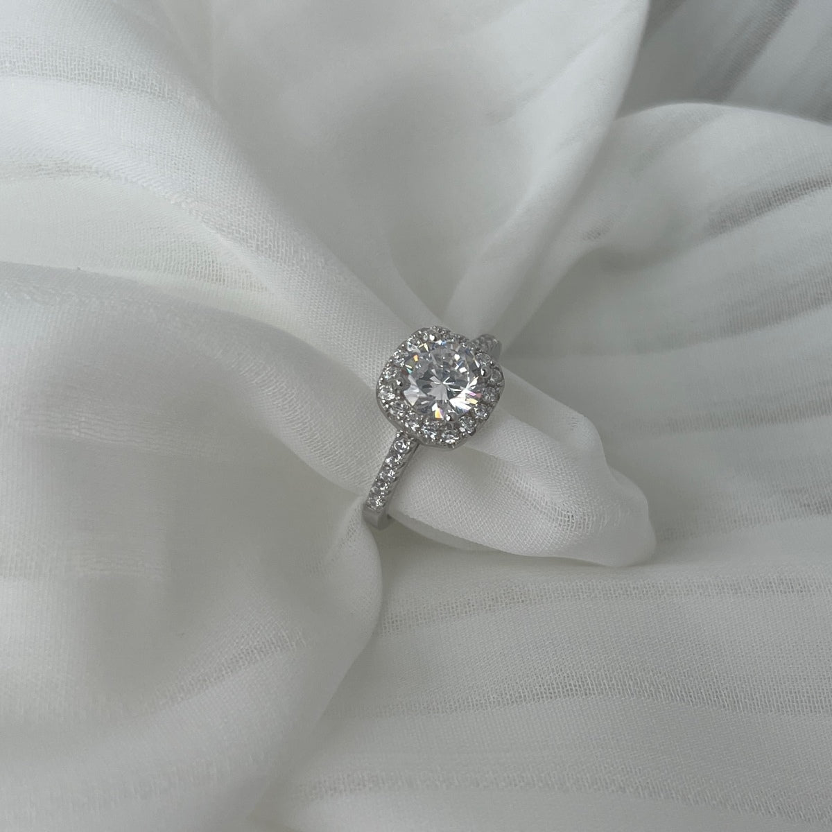 [Joyas Regalia] Anillo de bodas de corte redondo resplandeciente y deslumbrante