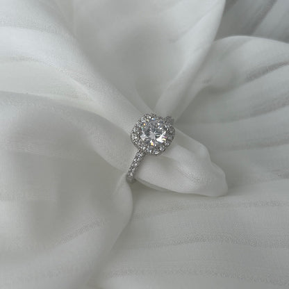 [Joyas Regalia] Anillo de bodas de corte redondo resplandeciente y deslumbrante