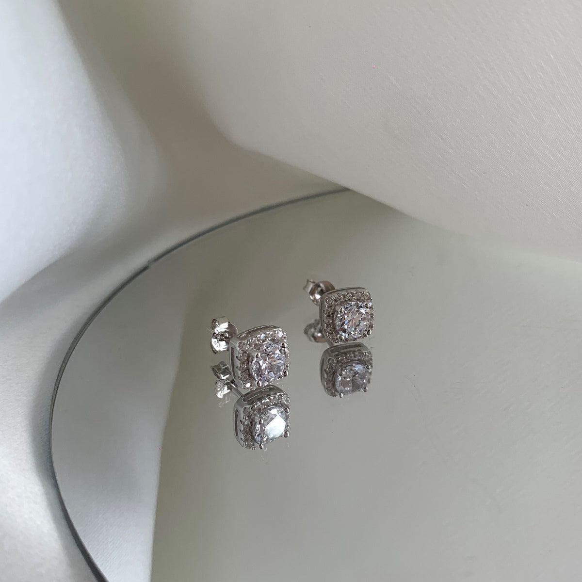 [Joyas Regalia] Pendientes clásicos con piedra central redonda