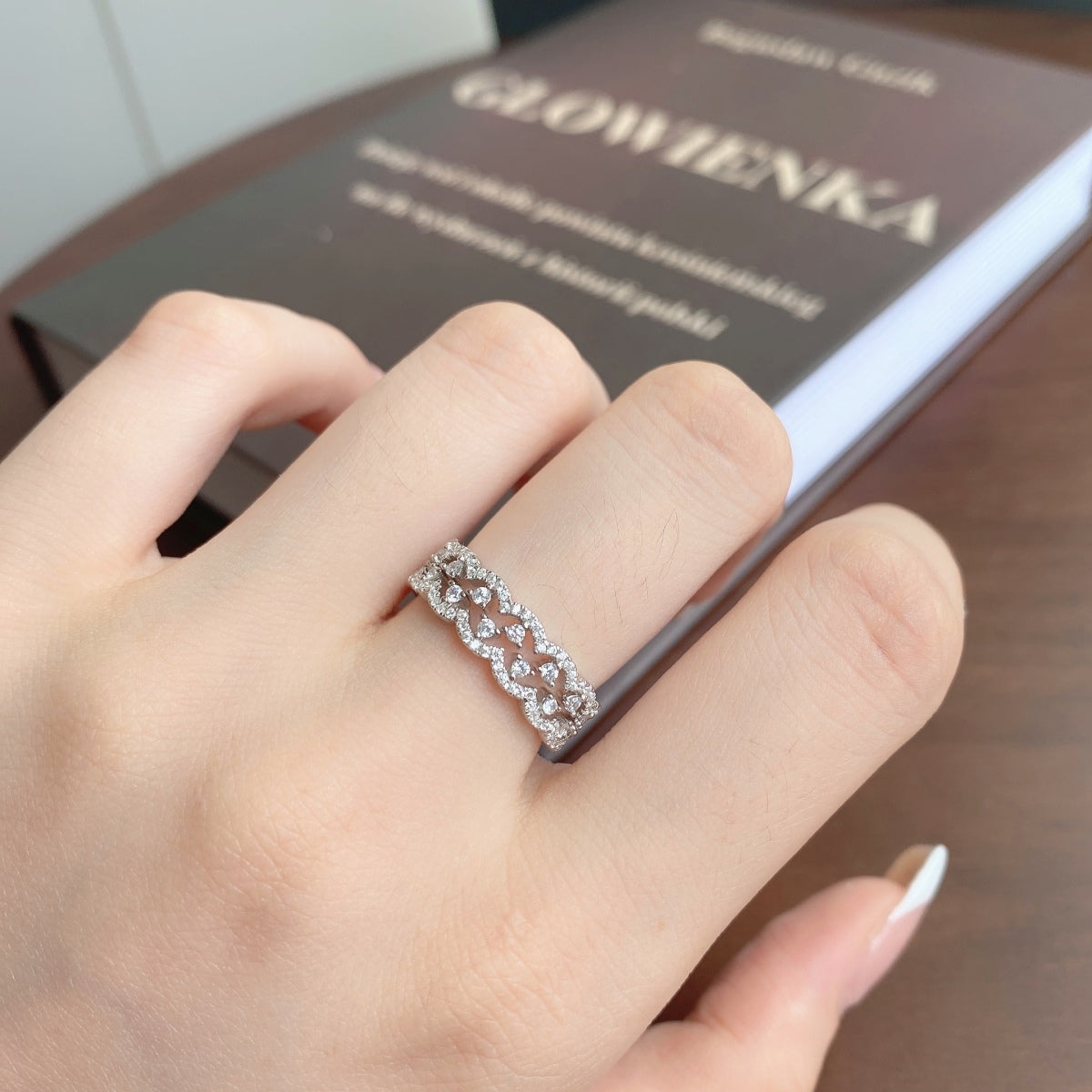 [Joyas Regalia] Elegante anillo de fiesta redondo y resplandeciente