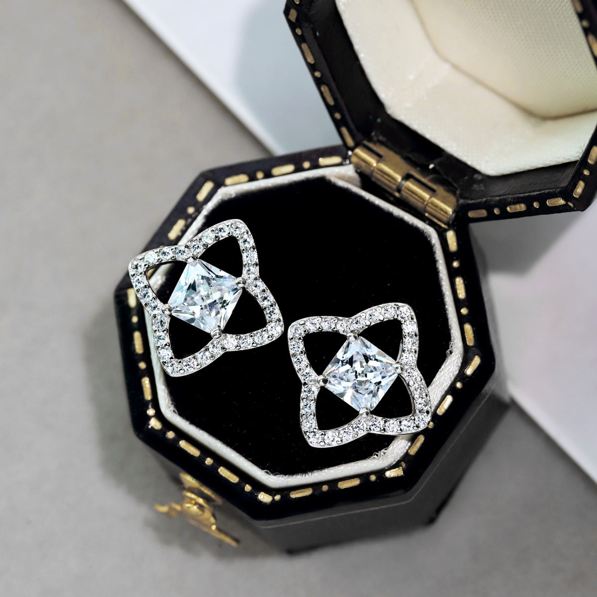 [Joyas Regalia] Elegantes pendientes de diario con corte princesa y forma de estrella