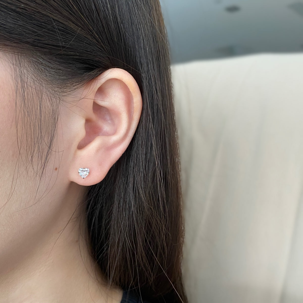 [Joyas Regalia] Pendientes sencillos con forma de corazón brillante