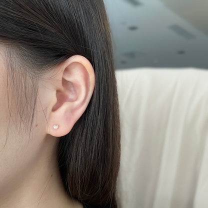 [Joyas Regalia] Pendientes sencillos con forma de corazón brillante