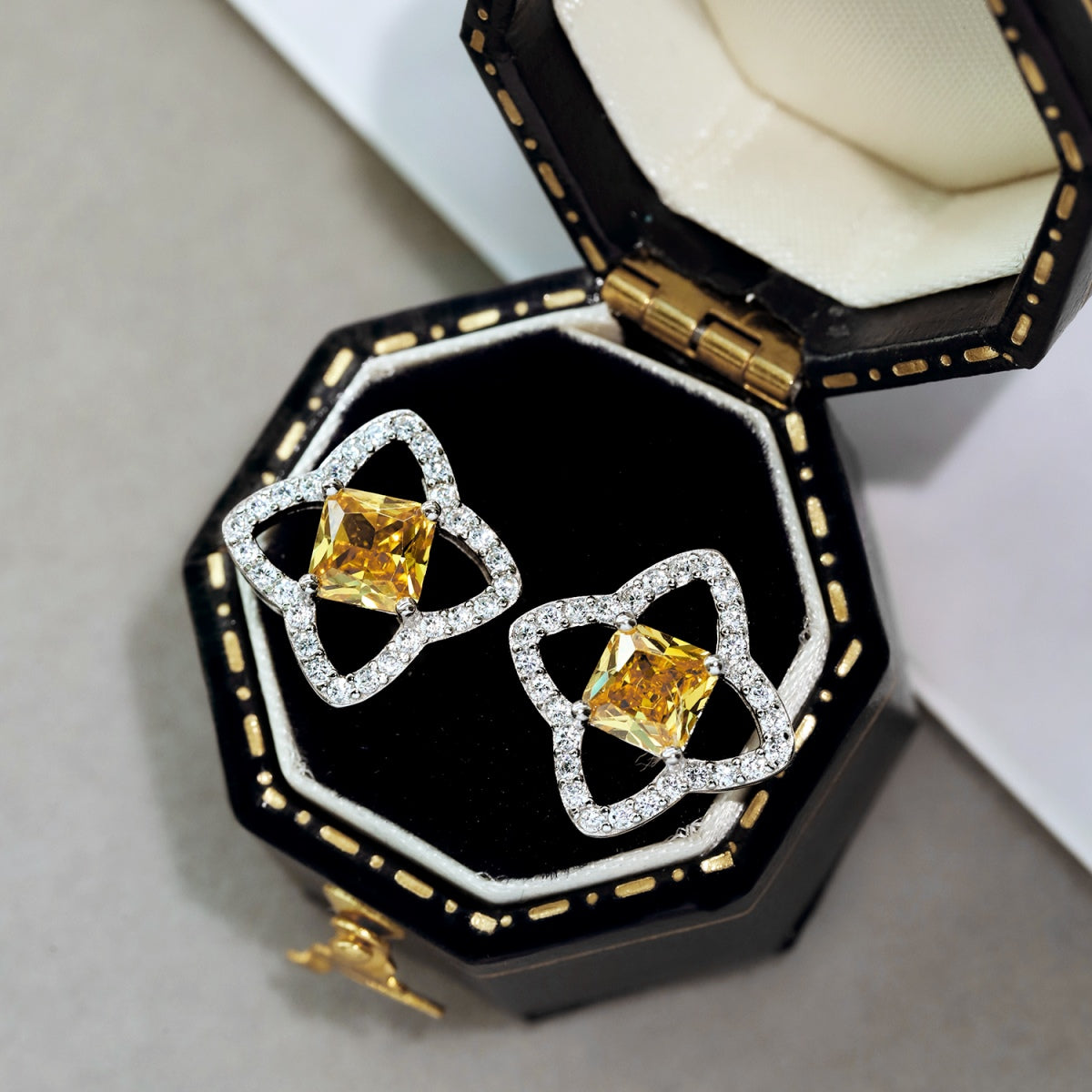 [Joyas Regalia] Elegantes pendientes de diario con corte princesa y forma de estrella