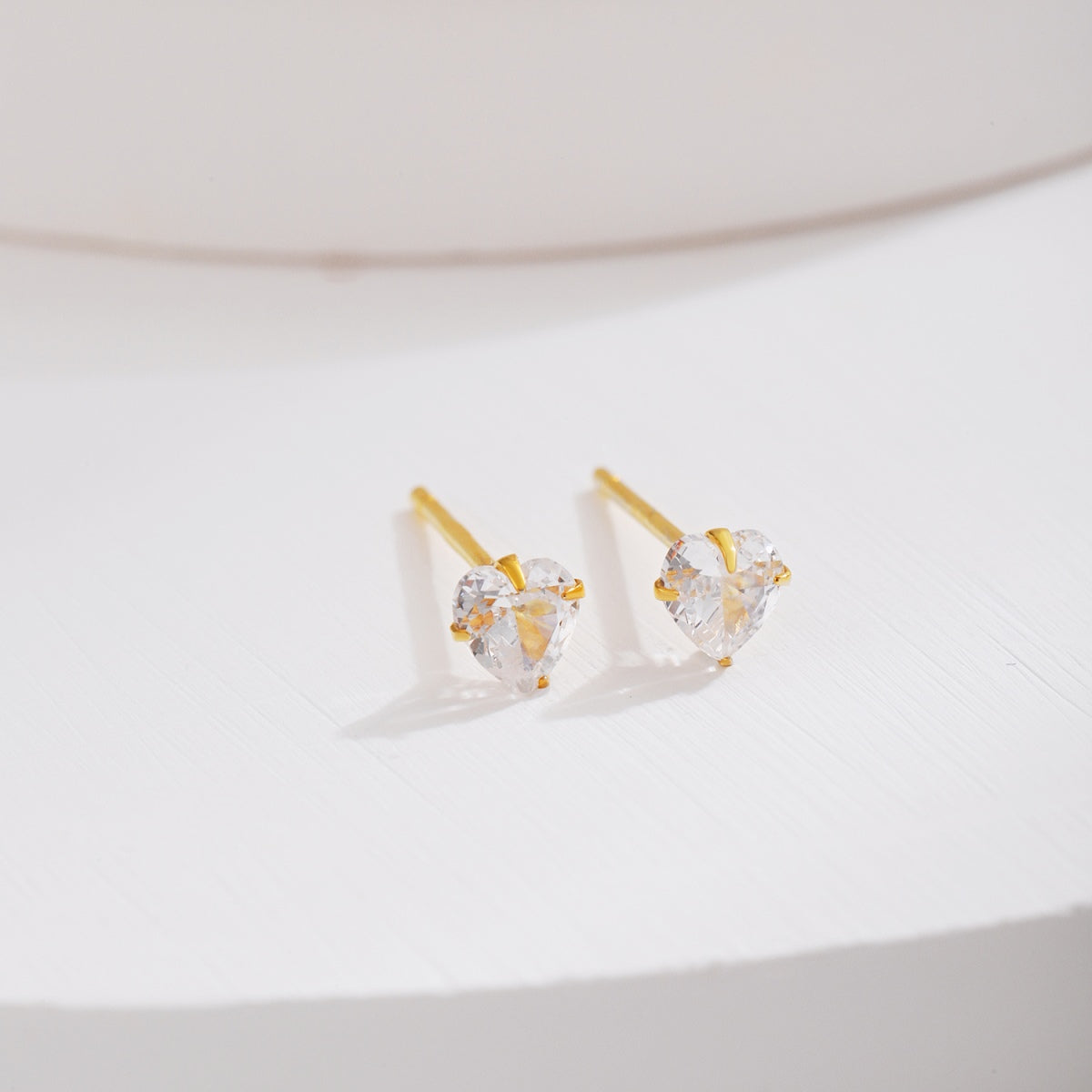 [Joyas Regalia] Pendientes sencillos con forma de corazón brillante