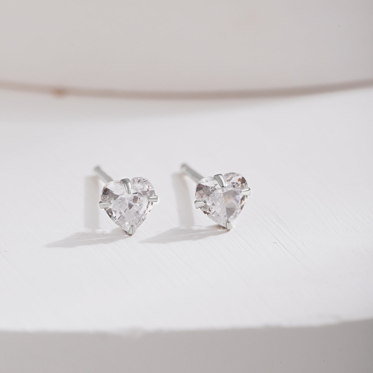 [Joyas Regalia] Pendientes sencillos con forma de corazón brillante