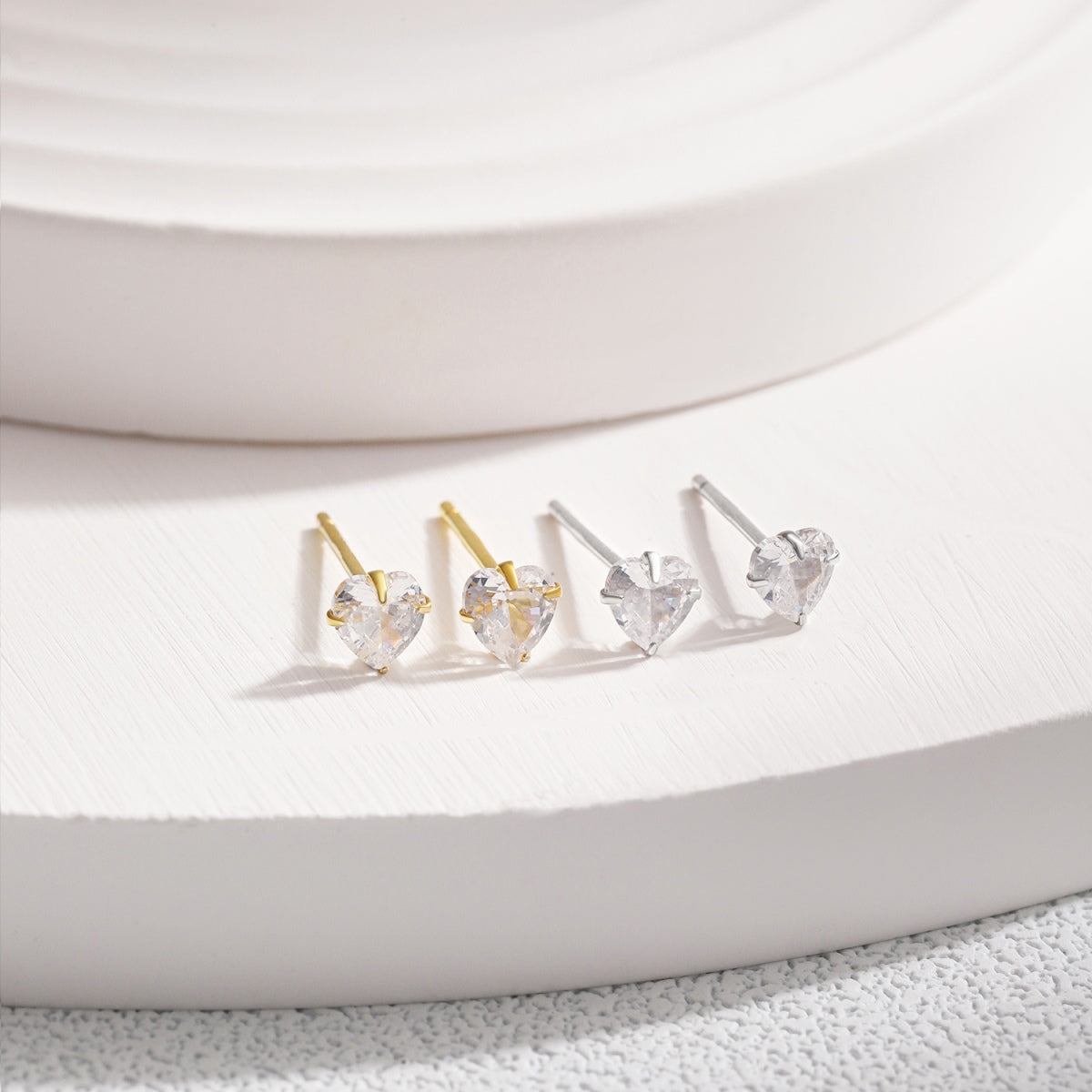 [Joyas Regalia] Pendientes sencillos con forma de corazón brillante