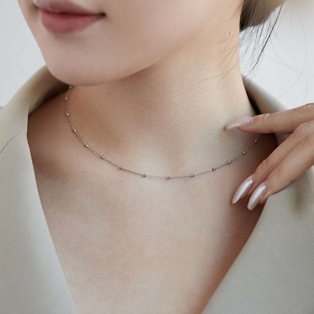 [Joyas Regalia] Collar sencillo con cadena de clavícula y cuentas pequeñas