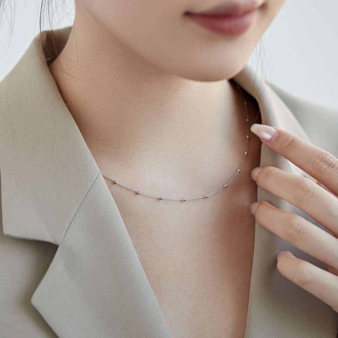 [Joyas Regalia] Collar sencillo con cadena de clavícula y cuentas pequeñas