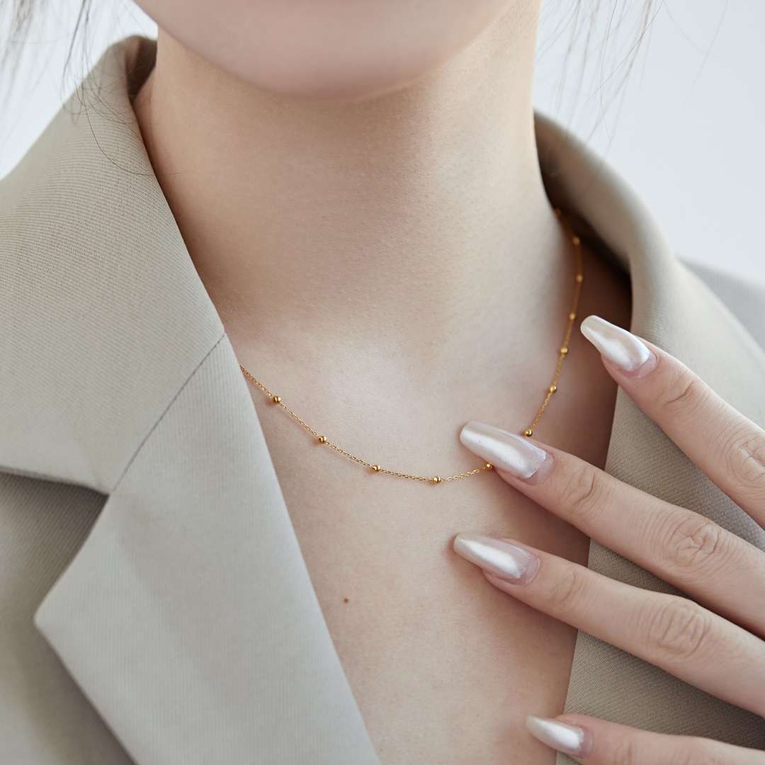 [Joyas Regalia] Collar sencillo con cadena de clavícula y cuentas pequeñas