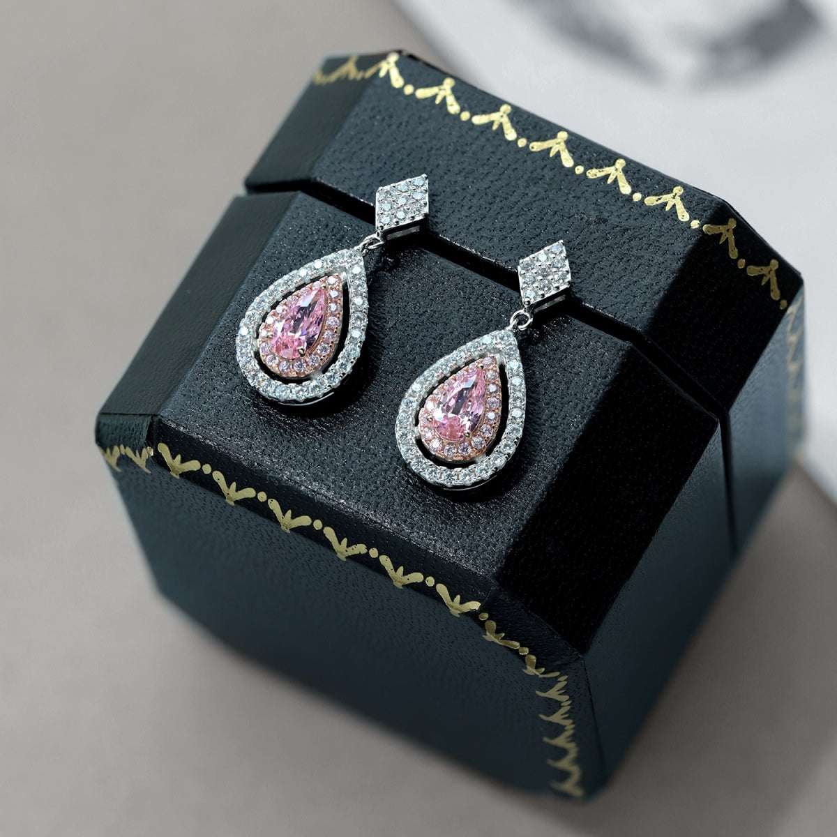 [Joyas Regalia] Pendientes de banquete con delicadas y ornamentadas gotas de agua