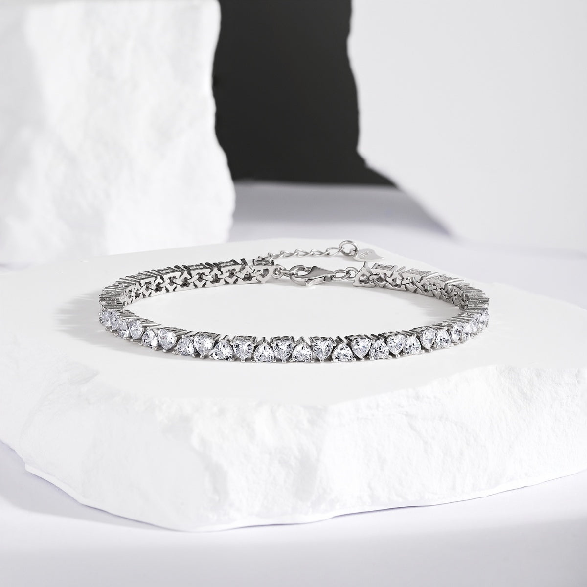 [Joyas Regalia] Pulsera romántica deslumbrante con forma de corazón para enamorados