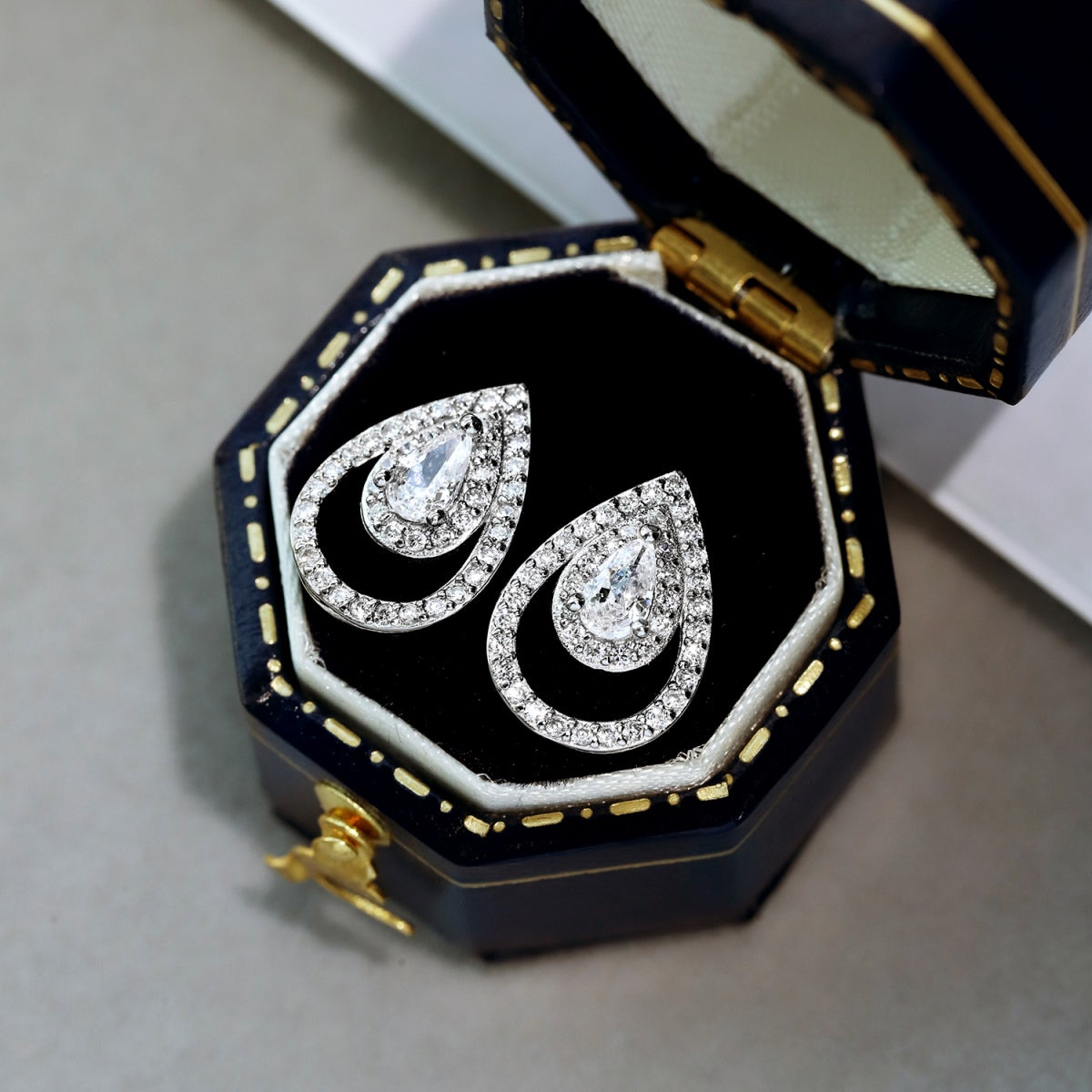 [Joyas Regalia] Pendientes diarios brillantes y delicados con forma de gota de agua