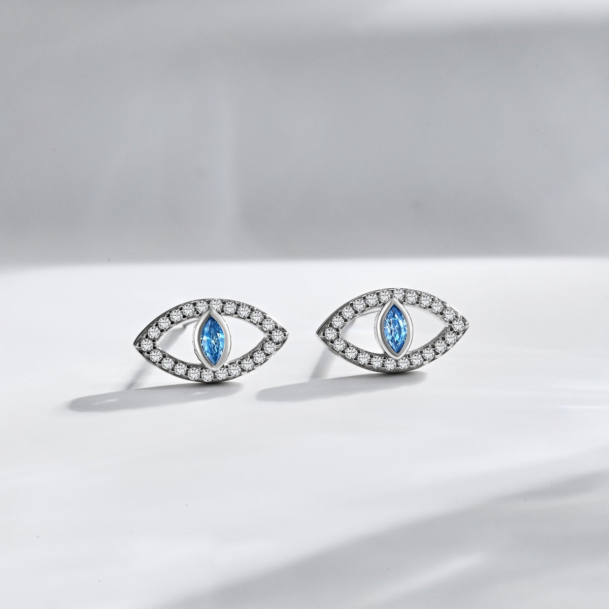 [Joyas Regalia] Pendientes huecos con ojos de diablo azul
