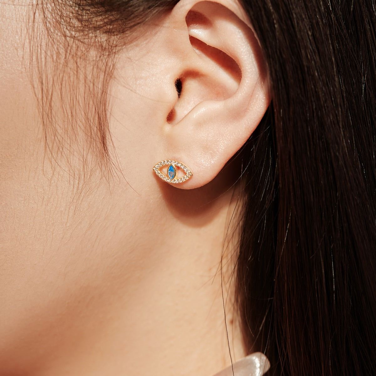 [Joyas Regalia] Pendientes huecos con ojos de diablo azul