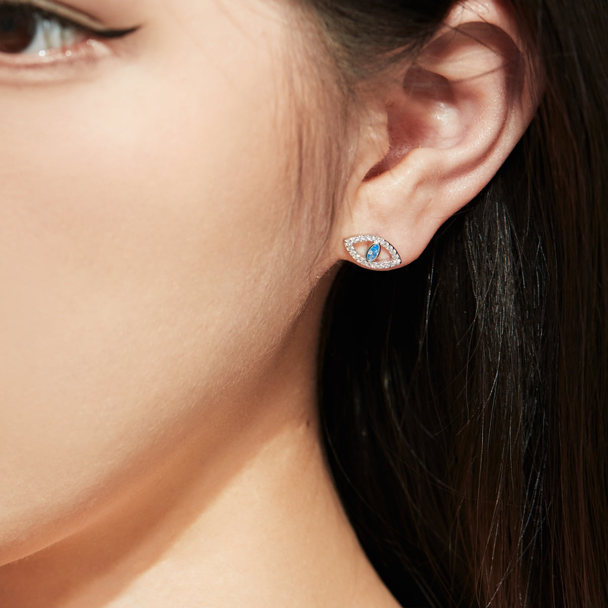 [Joyas Regalia] Pendientes huecos con ojos de diablo azul