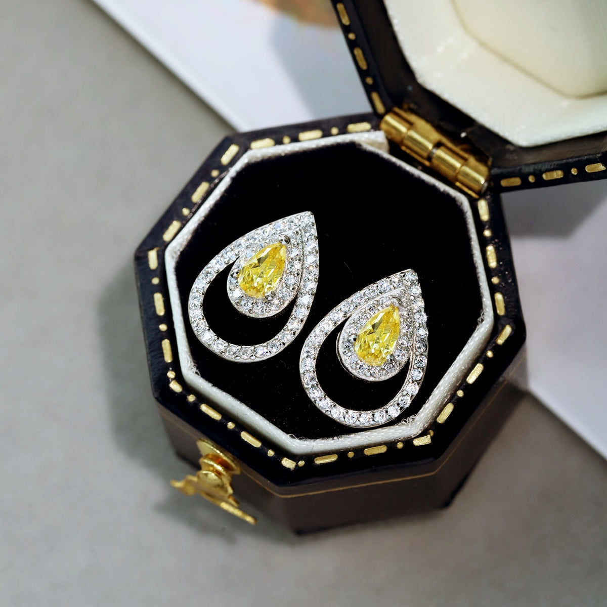 [Joyas Regalia] Pendientes diarios brillantes y delicados con forma de gota de agua