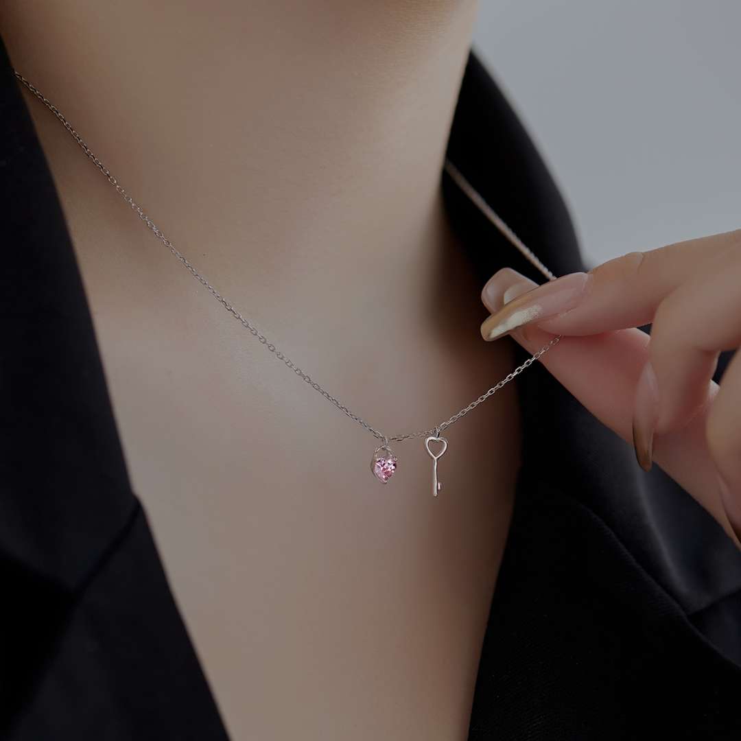 [Bijoux Regalia] Collier pendentif clé en forme de cœur unique