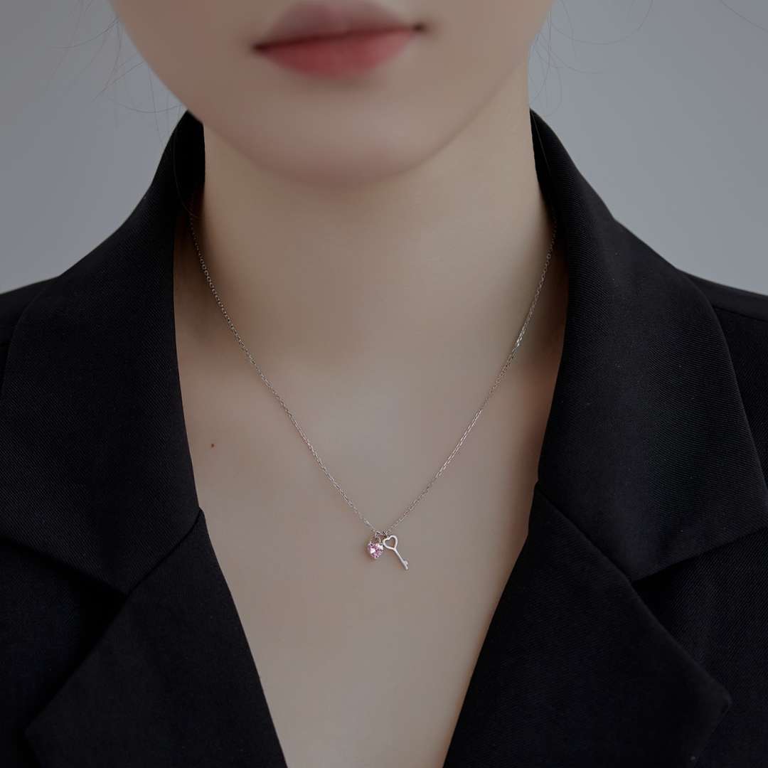 [Bijoux Regalia] Collier pendentif clé en forme de cœur unique