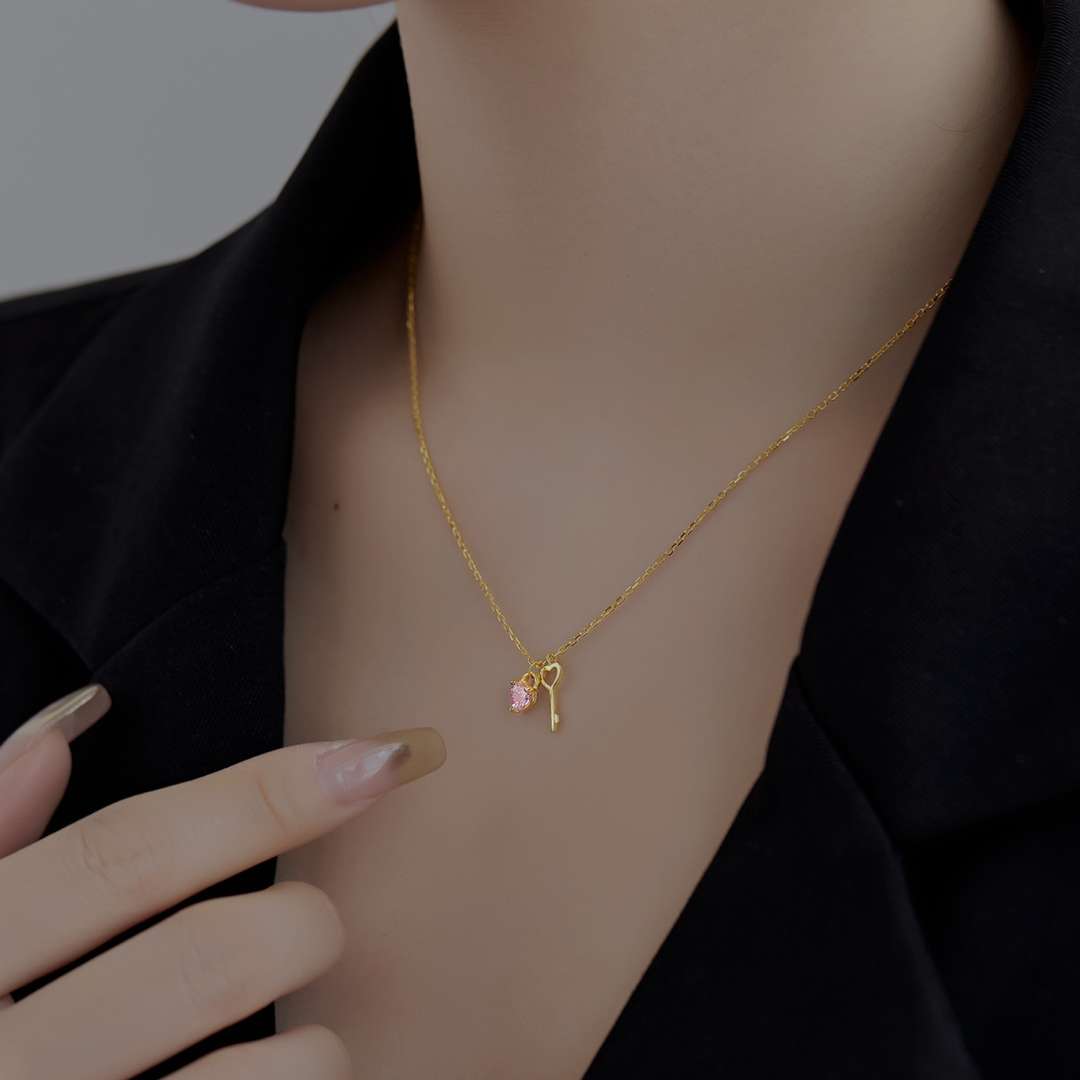 [Bijoux Regalia] Collier pendentif clé en forme de cœur unique