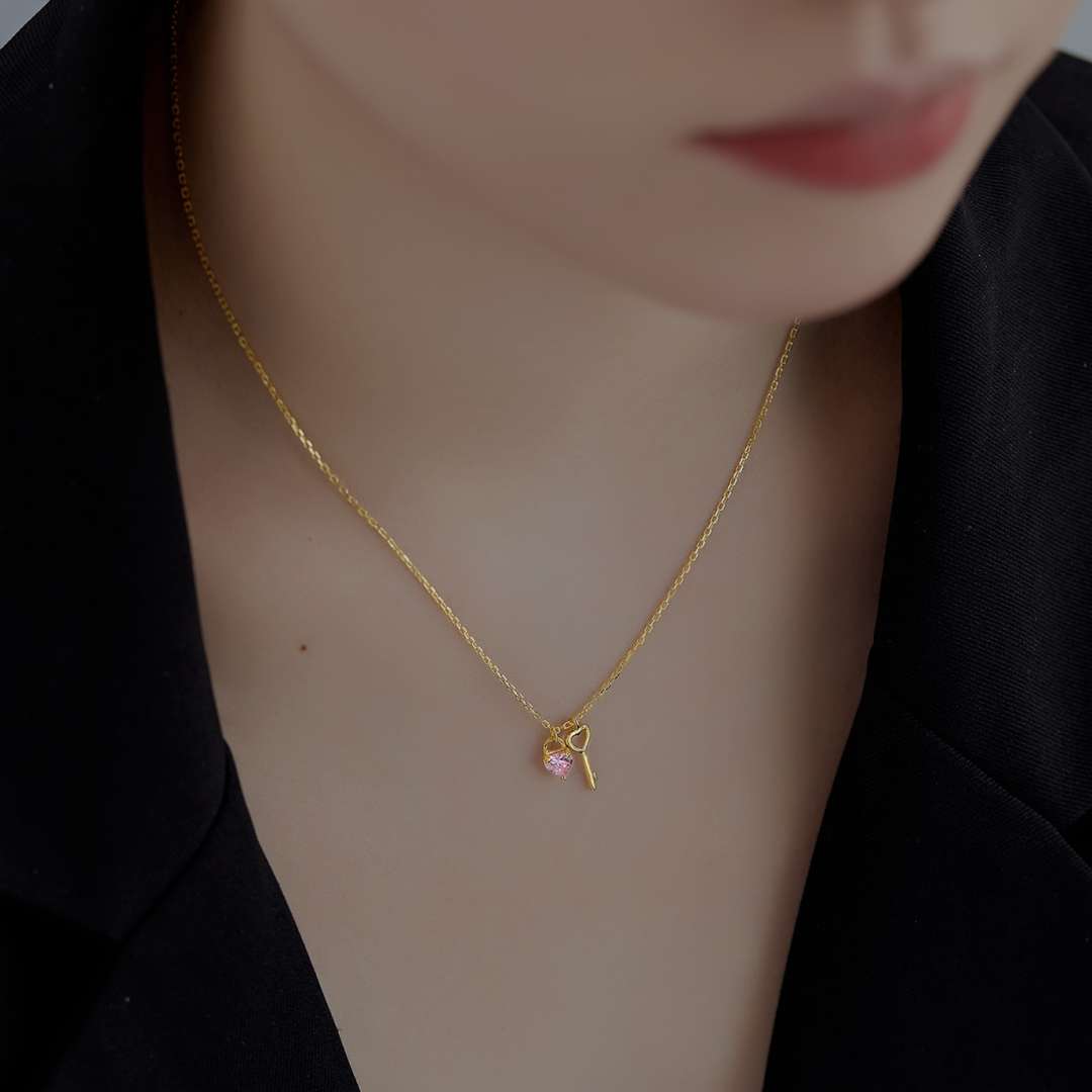 [Bijoux Regalia] Collier pendentif clé en forme de cœur unique