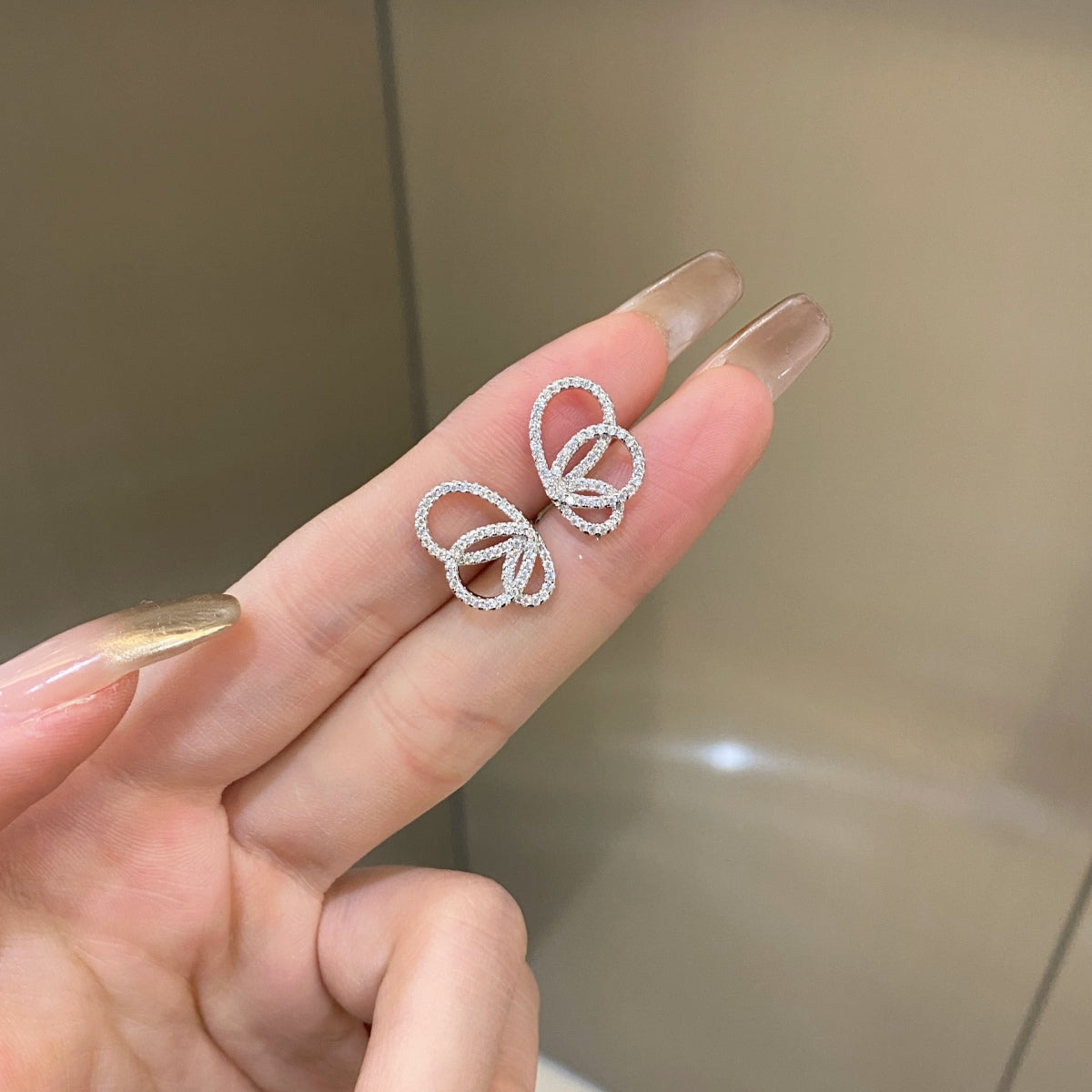 [Joyas Regalia] Exquisitos pendientes con forma de mariposa