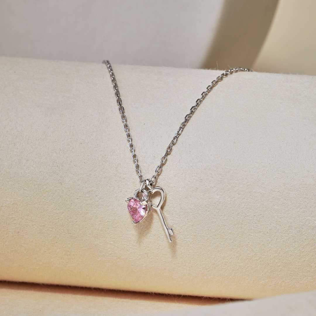 [Bijoux Regalia] Collier pendentif clé en forme de cœur unique